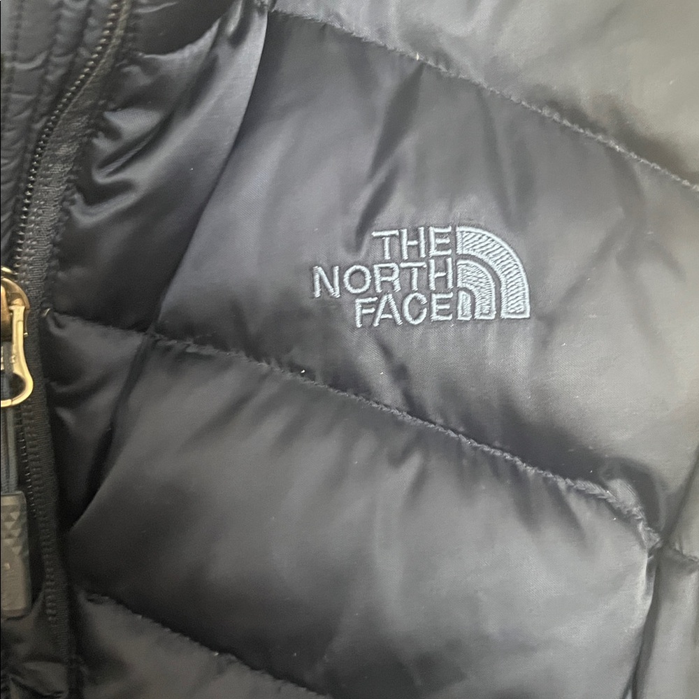 The North Face Women's Quilted Puffer Vest in Dark Blue goose down - Picture 3 of 6